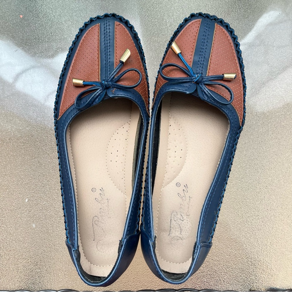 Loafers Navy and Brown Size 7 Adult Women gold hardware